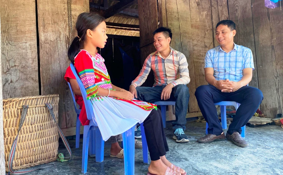 Thầy Nguyễn Văn Quý (bìa phải), Phó Hiệu trưởng Trường PTDTBT THCS Mường Lý (Mường Lát, Thanh Hóa) đến nhà vận động học sinh đến trường.