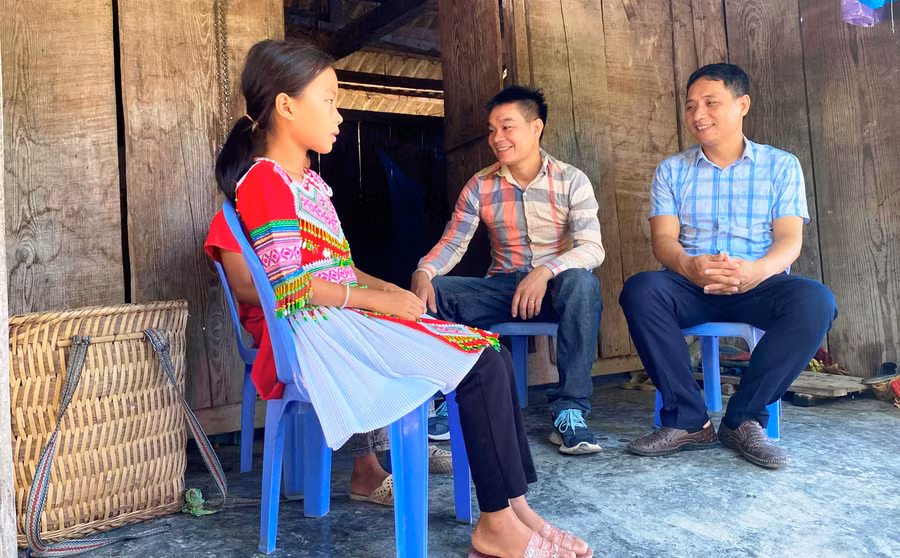 Thầy Nguyễn Văn Quý (bìa phải), Phó Hiệu trưởng Trường PTDTBT THCS Mường Lý (Mường Lát, Thanh Hóa) đến nhà vận động học sinh đến trường.