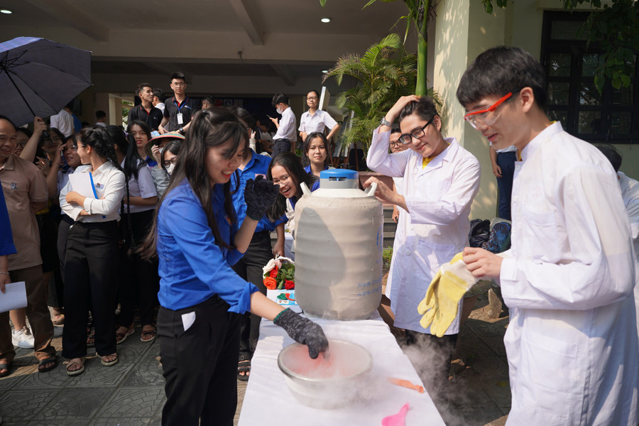 Học sinh Trường THPT chuyên Nguyễn Bỉnh Khiêm (Quảng Nam) cùng tham gia trải nghiệm các hoạt động STEM tại Triển lãm do Trường ĐH Bách khoa Đà Nẵng và Sở GD&ĐT Quảng Nam phối hợp tổ chức. Học sinh Trường THPT chuyên Nguyễn Bỉnh Khiêm (Quảng Nam) cùng tham gia trải nghiệm các hoạt động STEM tại Triển lãm do Trường ĐH Bách khoa Đà Nẵng và Sở GD&ĐT Quảng Nam phối hợp tổ chức.