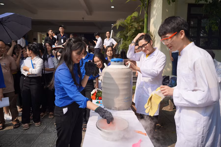 Học sinh Trường THPT chuyên Nguyễn Bỉnh Khiêm (Quảng Nam) cùng tham gia trải nghiệm các hoạt động STEM tại Triển lãm do Trường ĐH Bách khoa Đà Nẵng và Sở GD&amp;ĐT Quảng Nam phối hợp tổ chức.