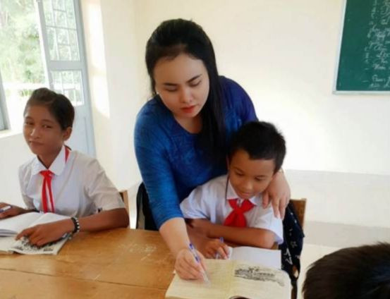 Cô Trang cùng học sinh vùng cao.