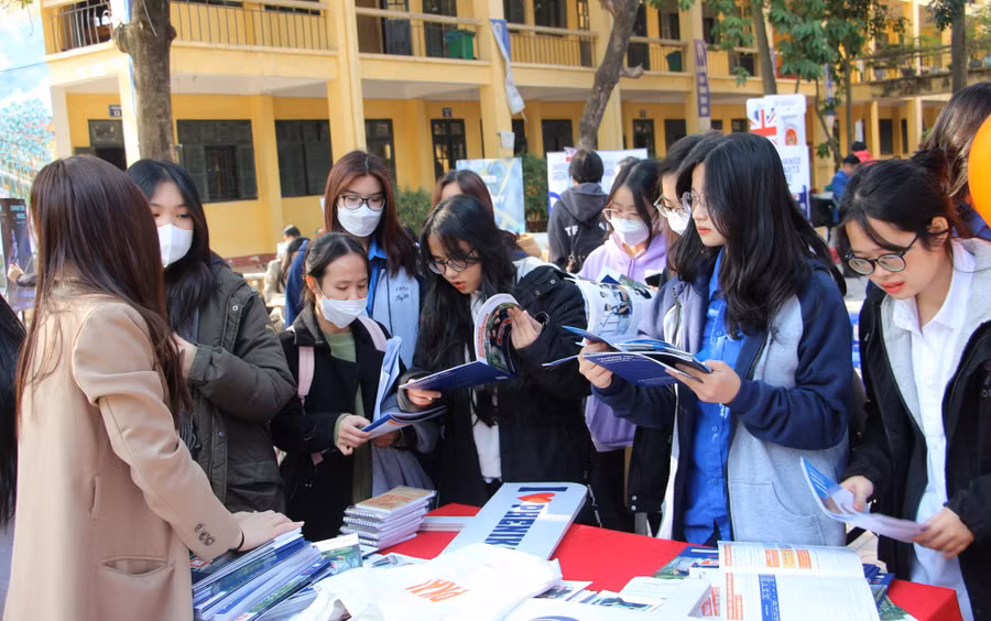 Học sinh THPT tại Hà Nội tham dự ngày hội thông tin tuyển sinh của Trường ĐH Phenikaa. Ảnh: INT