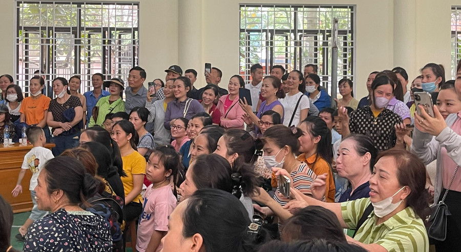 Phụ huynh Trường Tiểu học Nam Hà (TP Hà Tĩnh) tham dự buổi bốc thăm chọn lớp. Phụ huynh Trường Tiểu học Nam Hà (TP Hà Tĩnh) tham dự buổi bốc thăm chọn lớp.