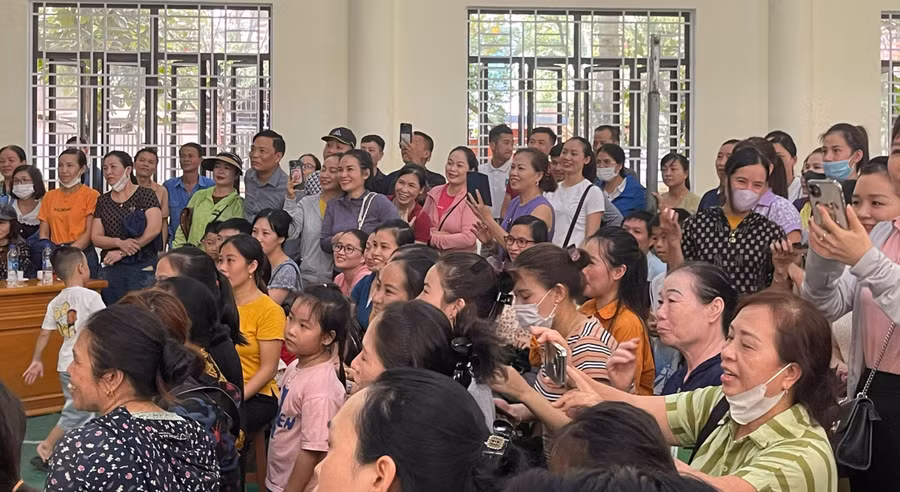 Phụ huynh Trường Tiểu học Nam Hà (TP Hà Tĩnh) tham dự buổi bốc thăm chọn lớp.