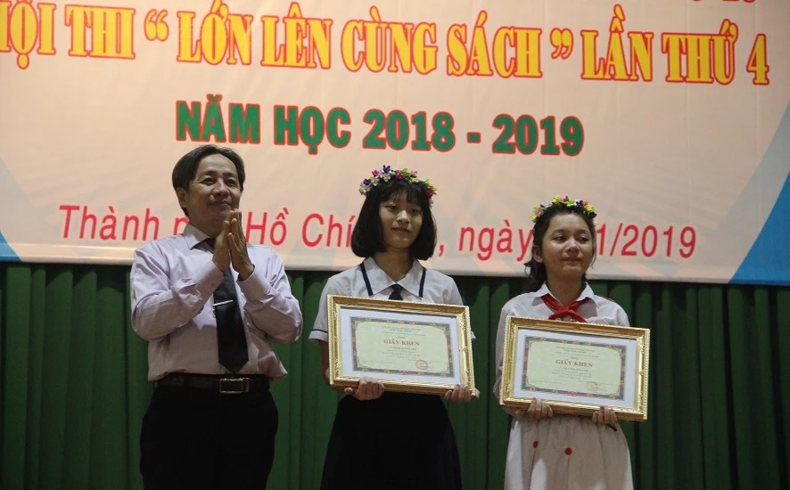 Hai học sinh giành giải Nhất hội thi Lớn lên cùng sách nhận phần thưởng 