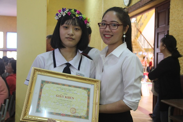 Chủ nhân của lá thư gửi bố đang công tác ở Trường Sa và cô giáo Nguyễn Thị Thảo, người đồng hành cùng em tại Hội thi