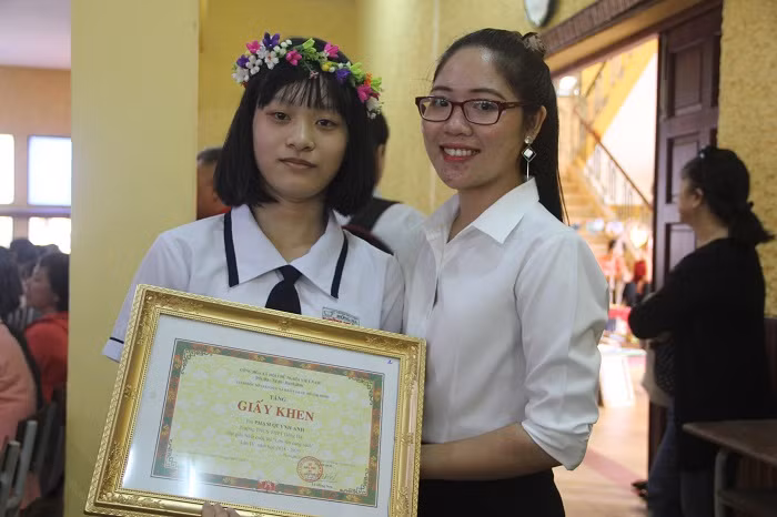 Chủ nhân của lá thư gửi bố đang công tác ở Trường Sa và cô giáo Nguyễn Thị Thảo, người đồng hành cùng em tại Hội thi