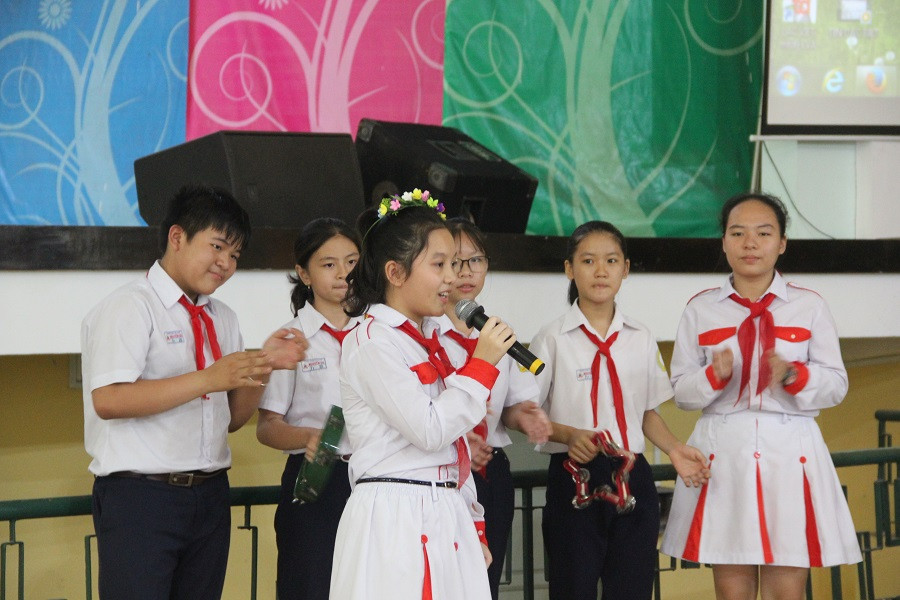 Em Nguyễn Bảo Nhi, giải Nhất giành cho khối 6-7 đang thể hiện bài vè của mình