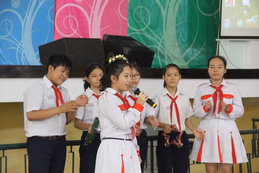 Em Nguyễn Bảo Nhi, giải Nhất giành cho khối 6-7 đang thể hiện bài vè của mình