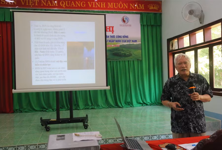 PGS.TS. Nguyễn Chu Hồi, Đại biểu Quốc hội khoá XV, Uỷ viên Uỷ ban Khoa học, Công nghệ và Môi trường của Quốc hội, trình bày chuyên đề tại Hội nghị. Ảnh: Nam Sơn.