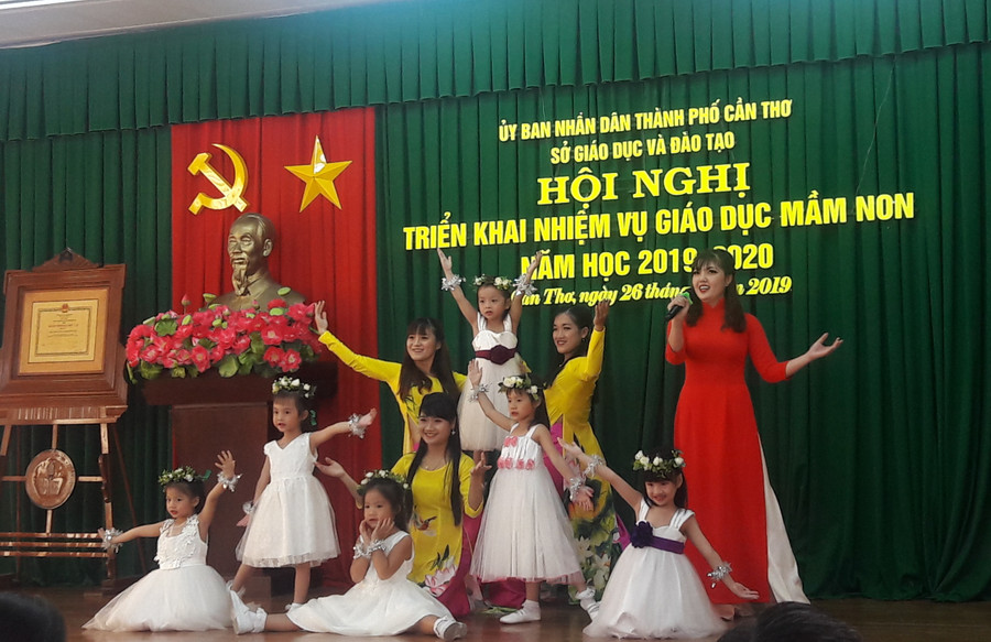 Cô trò biểu diễn văn nghệ tại Hội nghị triển khai giáo dục mầm non năm học 2019 - 2020. Cô trò biểu diễn văn nghệ tại Hội nghị triển khai giáo dục mầm non năm học 2019 - 2020.