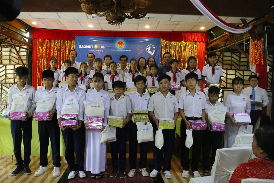 Các em nhận quà và học bổng. Các em nhận quà và học bổng.