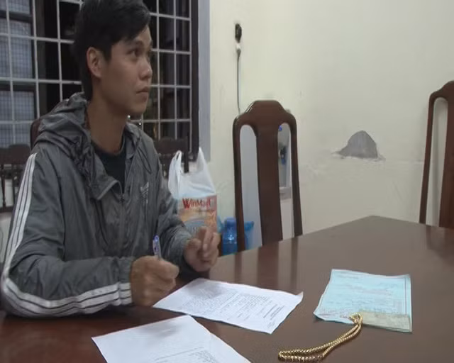 Đối tượng và tang vật tại cơ quan công an.