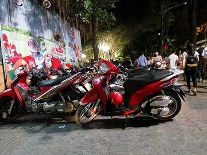 Hai hàng xe được dựng ngay trên vỉa hè tại khu vực gần nhà hàng Thủy Tạ.