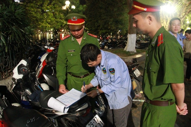 Đội Cảnh sát Trật tự phản ứng nhanh quận Hoàn Kiếm lập biên bản xử phạt hành chính đối với bãi gửi xe khu vực Thủy Tạ.