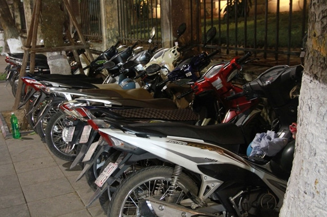 Trên vỉa hè đường Lê Thái Tổ, một điểm trông giữ xe tự phát đã hoạt động lâu nay.