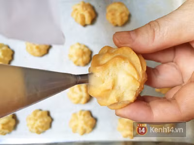 Bí quyết để làm bánh su kem "bất bại" và công thức nhân kem xoài thơm mượt ảnh 19