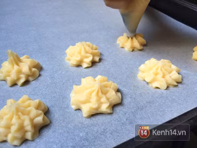 Bí quyết để làm bánh su kem "bất bại" và công thức nhân kem xoài thơm mượt ảnh 17