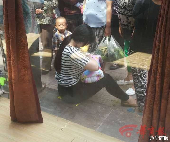 Người phụ nữ sẵn sàng cho em bé bị bỏ rơi bú ngay trên phố gây xúc động mạnh ảnh 1 Người phụ nữ sẵn sàng cho em bé bị bỏ rơi bú ngay trên phố gây xúc động mạnh ảnh 1