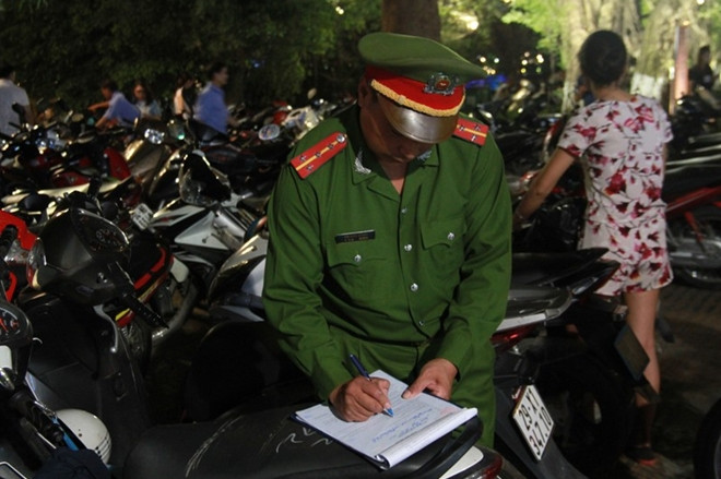 Trong khi lực lượng chức năng lập biên bản xử phạt thì nhân viên bãi gửi xe vẫn hoạt động bình thường.