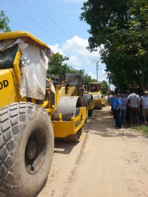 Xe cong vu bi nhot: Thanh tra nho dan nau com ho