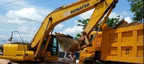 Xe cong vu bi nhot: Thanh tra nho dan nau com ho