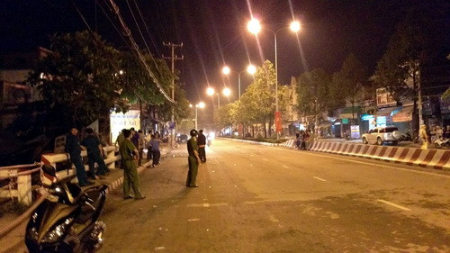 Cầu Đồng Khởi bị cảnh sát phong tỏa, cấm xe trên 3,5 tấn chạy qua. Ảnh: Phước Tuấn Cầu Đồng Khởi có dấu hiệu mất an toàn khiến sở GTVT cấm xe trên 3,5 tấn qua. Ảnh: Phước Tuấn