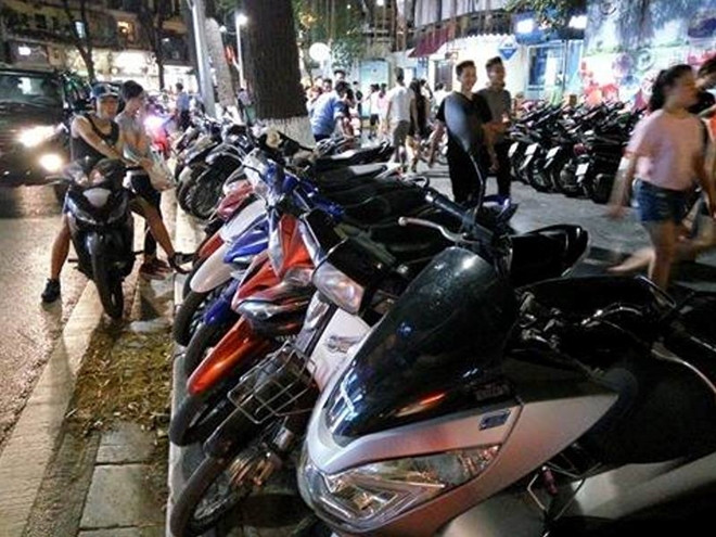 Vào mỗi tối cuối tuần bãi gửi xe tại khu vực nhà hàng Thủy Tạ lấn chiếm vỉa hè để trông giữ xe.