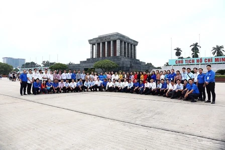 Thầy Huỳnh Trung Phong chụp ảnh lưu niệm cùng các "Nhà giáo trẻ tiêu biểu" trong chuyến viếng thăm Lăng Bác do Trung ương Đoàn Thanh niên cộng sản Hồ Chí Minh tổ chức.