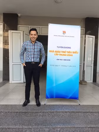 Thầy Huỳnh Trung Phong trước buổi lễ tuyên dương "Nhà giáo trẻ tiêu biểu" năm 2019.