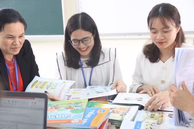Giáo viên lớp 1, Trường Tiểu học Dĩnh Trì (TP Bắc Giang) thảo luận chuyên môn. Ảnh: Sỹ Điền