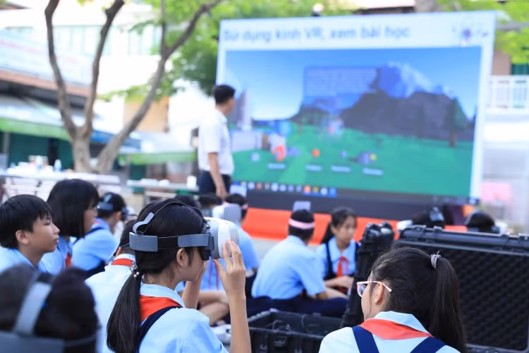 Học sinh Trường THCS Lê Quý Đôn, Quận 3 trong tiết học dùng kính thực tế ảo. Ảnh: NTCC