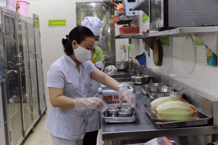 Vệ sinh an toàn thực phẩm được thực hiện nghiêm túc tại các cơ sở GD. Ảnh minh họa: Đại Quang