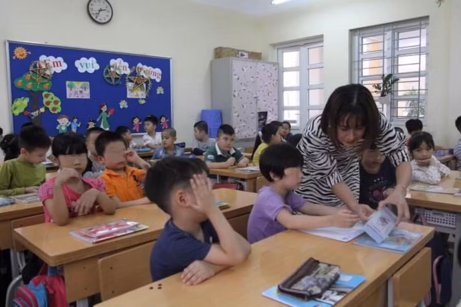 Giờ học của cô và trò lớp 1A1 Trường Tiểu học Hoàng Văn Thụ (quận Hoàng Mai, Hà Nội).