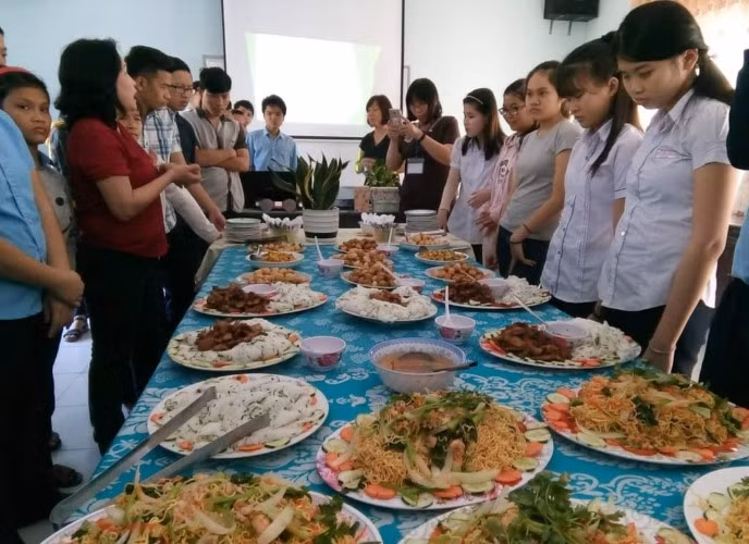 Học sinh tại Trung tâm Hỗ trợ phát triển giáo dục hòa nhập học nấu ăn.