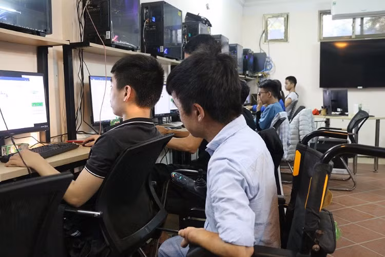 Anh Phong Kỳ (áo trắng) hướng dẫn học viên sử dụng phần mềm Word.