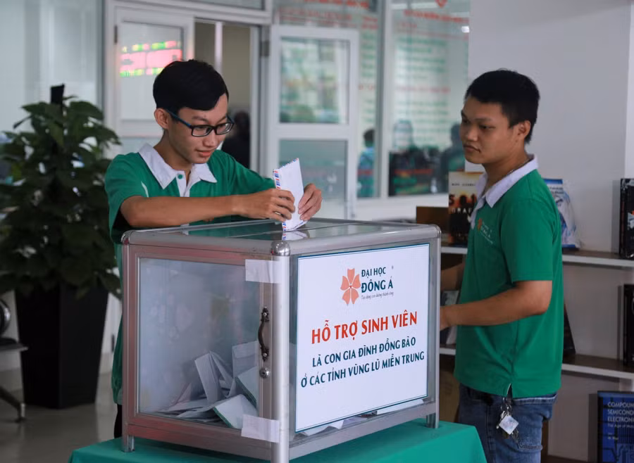 SV Trường ĐH Đông Á ủng hộ SV vùng lũ miền Trung.