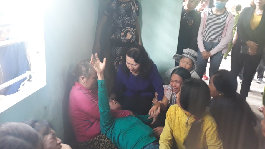 Thứ trưởng Nguyễn Thị Nghĩa chia sẻ nỗi đau mất con với mẹ của em Nguyễn Đức Hoàng. Thứ trưởng Nguyễn Thị Nghĩa chia sẻ nỗi đau mất con với mẹ của em Nguyễn Đức Hoàng.