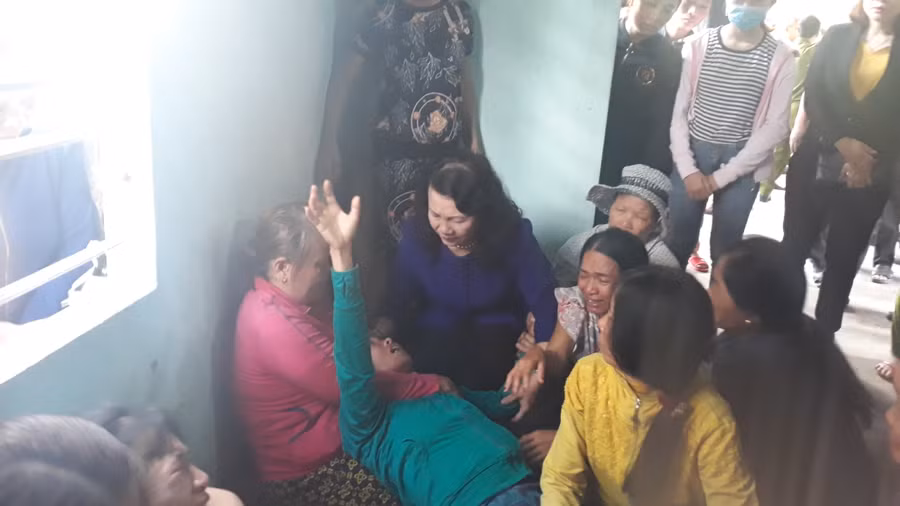 Thứ trưởng Nguyễn Thị Nghĩa chia sẻ nỗi đau mất con với mẹ của em Nguyễn Đức Hoàng.