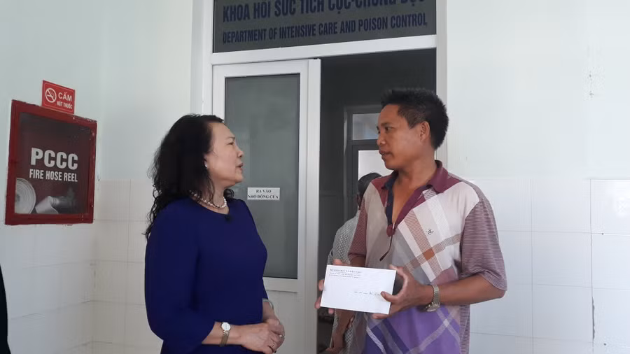 Thứ trưởng Nguyễn Thị Nghĩa trao quà của Bộ GD&ĐT cho gia đình em Ngọc Anh (hiện đang điều trị tại bệnh viện Đa khoa tỉnh Quảng Nam)