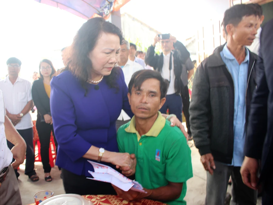 Thứ trưởng Nguyễn Thị Nghĩa động viên ông Mai Văn Thành nén nỗi đau để lo chu đáo việc tang lễ cho con là em Mai Văn Công và chăm sóc người vợ đang bị bệnh hiểm nghèo.