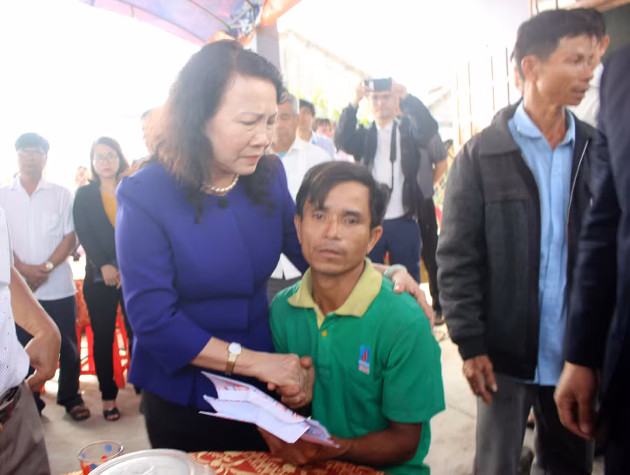 Thứ trưởng Nguyễn Thị Nghĩa động viên ông Mai Văn Thành nén nỗi đau để lo chu đáo việc tang lễ cho con là em Mai Văn Công và chăm sóc người vợ đang bị bệnh hiểm nghèo.