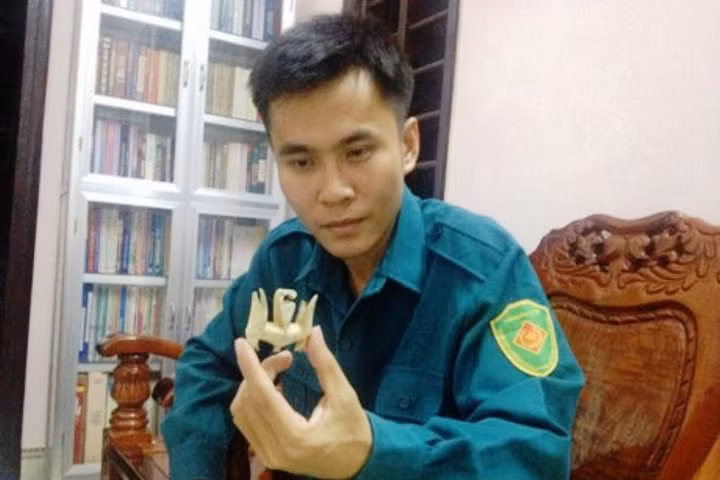 Anh Long tìm thấy cổ vật khi đang tham gia huấn luyện công tác dân quân tự vệ. Ảnh: H.L