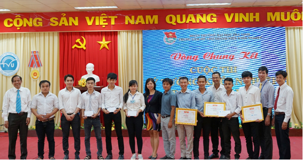 Ban giám khảo trao giải cho thí sinh trong cuộc thi