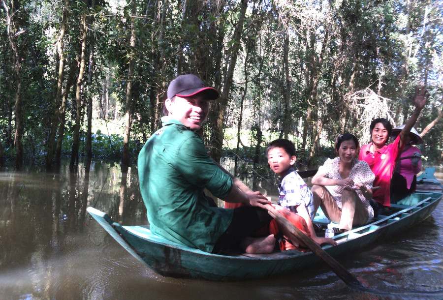 Du lịch bằng xuồng trải nghiệm mùa nước nổi tại Khu du lịch sinh thái Gáo Giồng