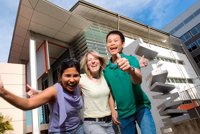 Cựu học viên Học bổng Endeavour Nguyễn Đức Ái và bạn bè tại Australia