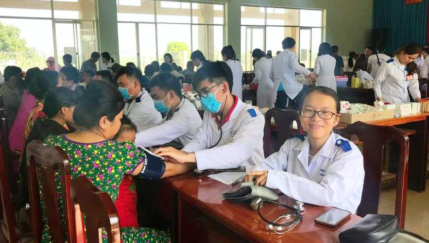 Sinh viên Khoa Y ĐH Quốc gia TP.HCM khám chữa bệnh và phát thuốc cho người dân dịp cuối năm 