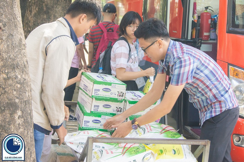 Chuẩn bị các nhu yếu phẩm để sẵn sàng cho chuyến đi thiện nguyện Chuẩn bị các nhu yếu phẩm để sẵn sàng cho chuyến đi thiện nguyện