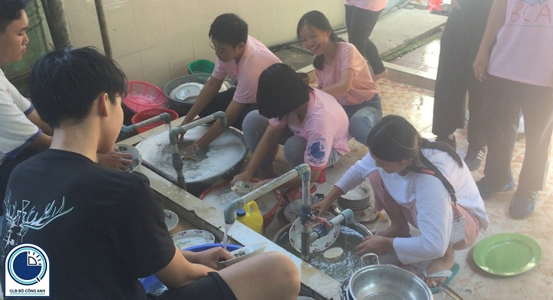 Thành viên CLB Bồ Công Anh tham gia dọn dẹp, rửa dọn tại mái ấm Thành viên CLB Bồ Công Anh tham gia dọn dẹp, rửa dọn tại mái ấm