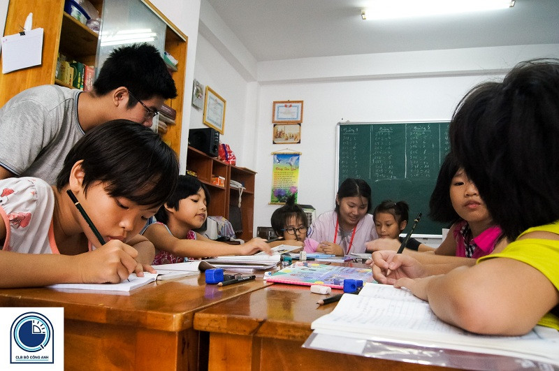 Thành viên CLB Bồ Công Anh dạy học cho các em nhỏ tại mái ấm Bình Minh Thành viên CLB Bồ Công Anh dạy học cho các em nhỏ tại mái ấm Bình Minh